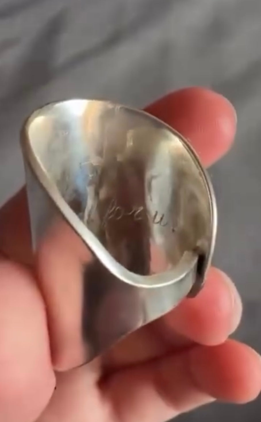 Prsten ze starožitné lžičky s gravírováním