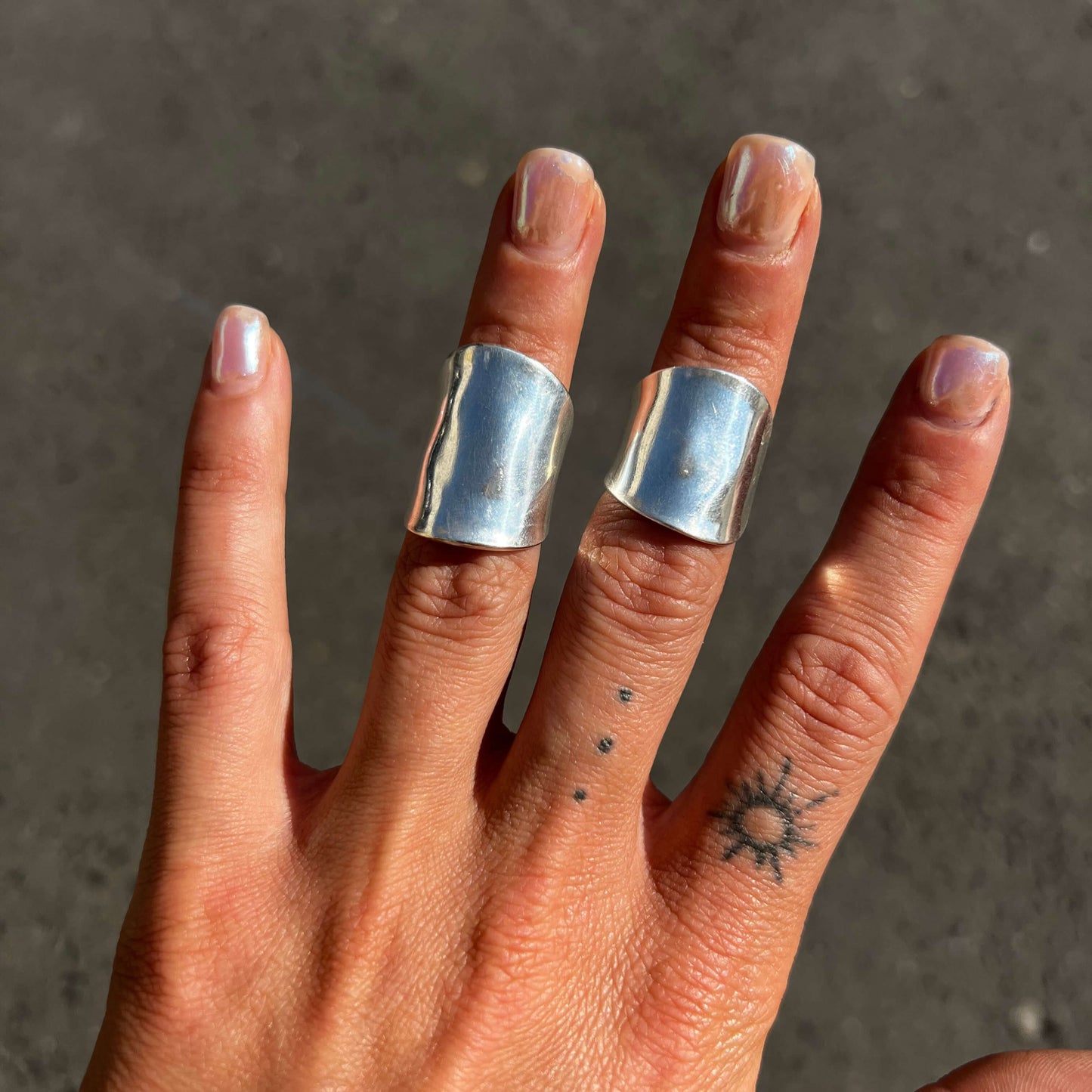 Midi rings signature – handcrafted silver-plated spoon rings worn on hand