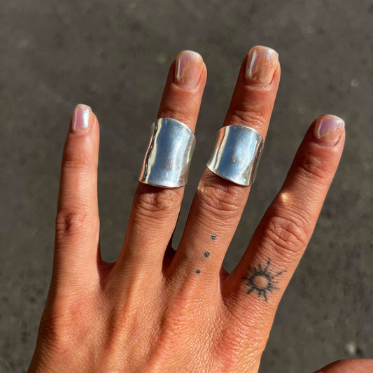 Midi rings signature – handcrafted silver-plated spoon rings worn on hand
