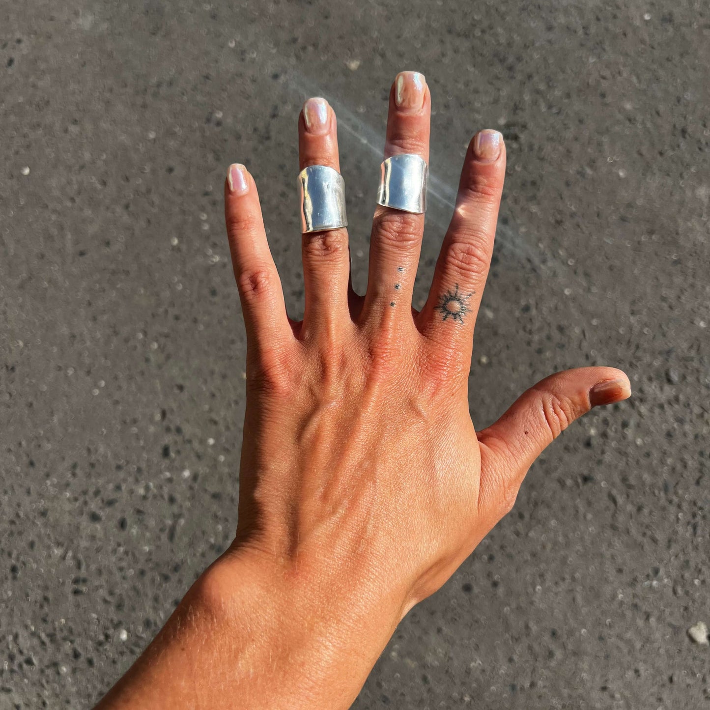 Midi rings signature – handcrafted silver-plated spoon rings worn on hand