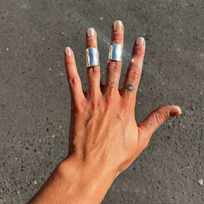 Midi rings signature – handcrafted silver-plated spoon rings worn on hand